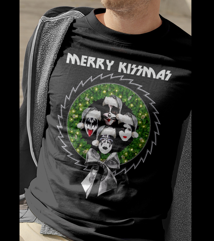 Merry Kissmas With Iconic Rock Band Faces In Festive Santa Hats Wreath T-Shirt