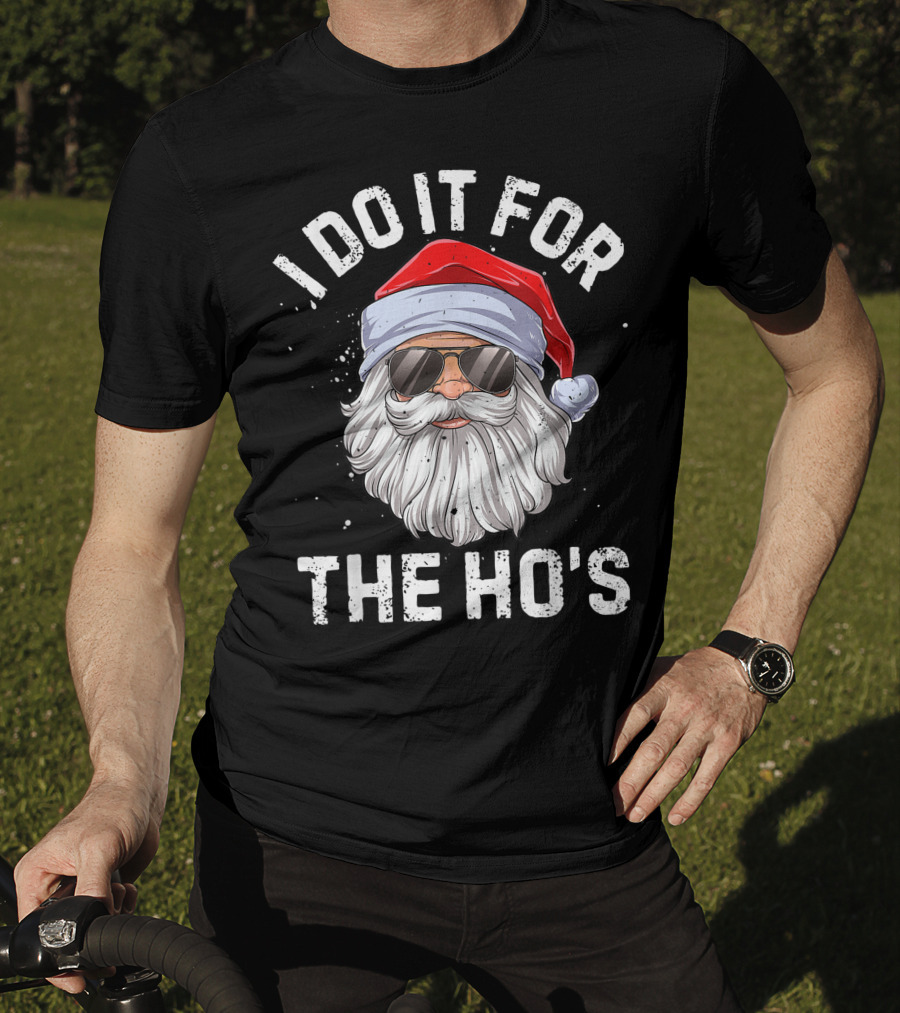 I Do It For The Ho's Funny Inappropriate Santa With Sunglasses And Red Hat T-Shirt