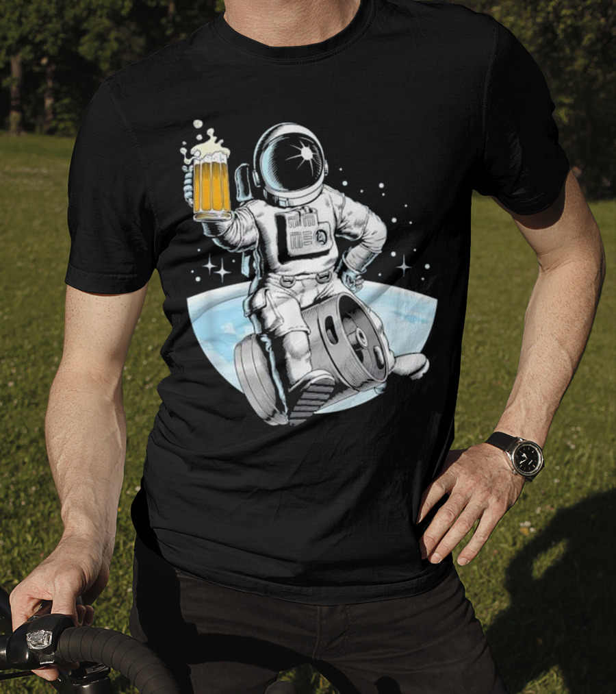 Beer Drinking Astronaut Holding A Mug Of Beer In Space With Stars And Earth Background T-Shirt