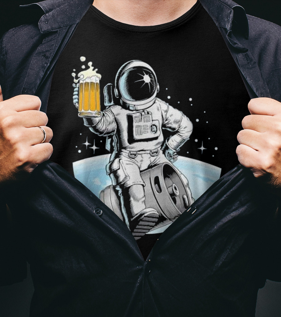 Beer Drinking Astronaut Holding A Mug Of Beer In Space With Stars And Earth Background T-Shirt