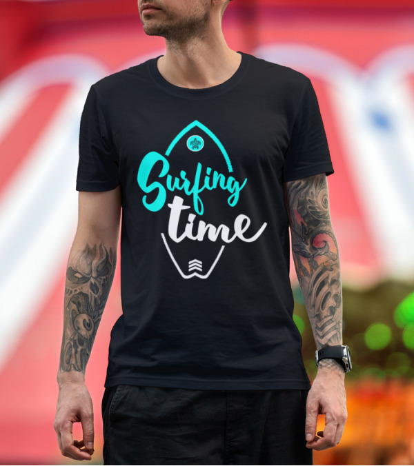 Premium T-Shirt: Surfing Time Surfboard Turtle Badge T-Shirt Surfing Time Surfboard Turtle Badge T-Shirt