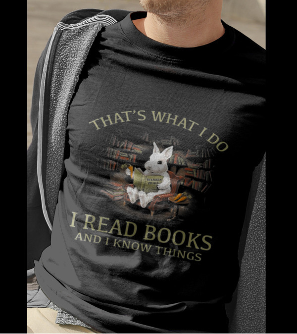 THAT'S WHAT I DO I READ BOOKS AND I KNOW THINGS RABBIT WITH BOOKS WARREN PLACE T-Shirt