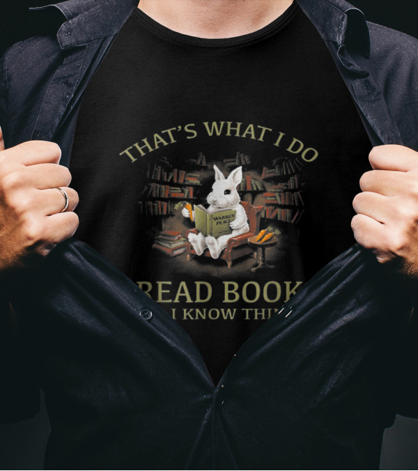 THAT'S WHAT I DO I READ BOOKS AND I KNOW THINGS RABBIT WITH BOOKS WARREN PLACE T-Shirt