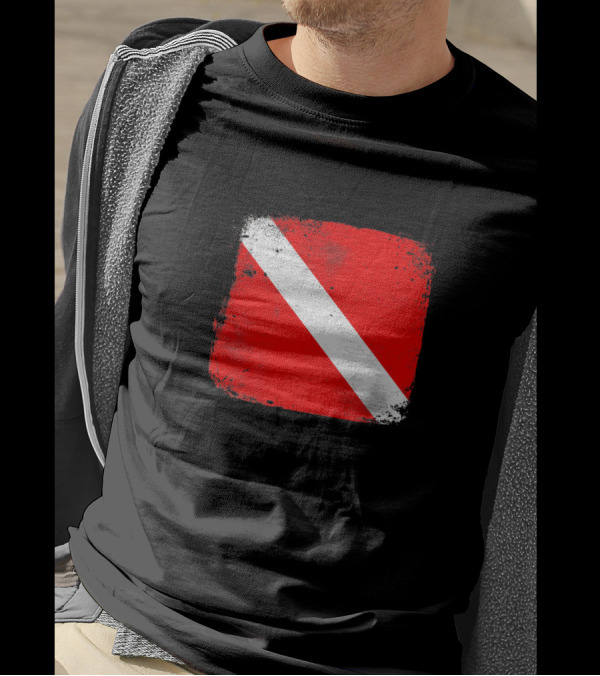 SCUBA Dive Flag Divemasters Instructors Vintage Distressed Red White Stripe T-Shirt