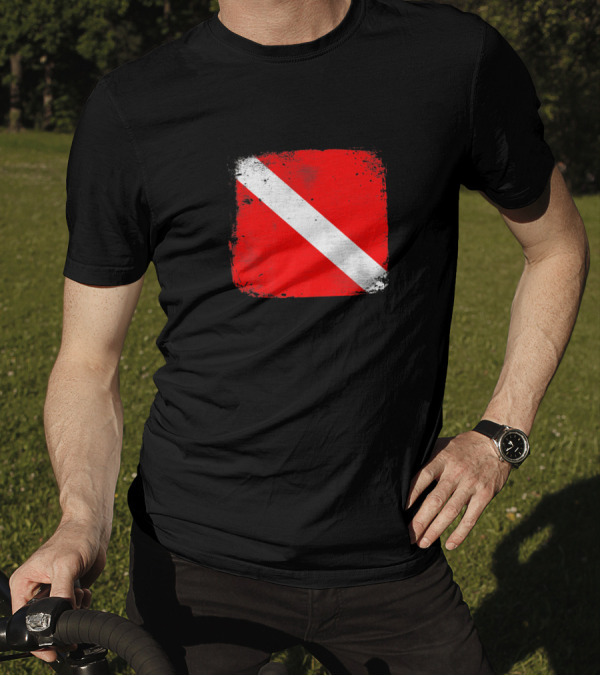 SCUBA Dive Flag Divemasters Instructors Vintage Distressed Red White Stripe T-Shirt