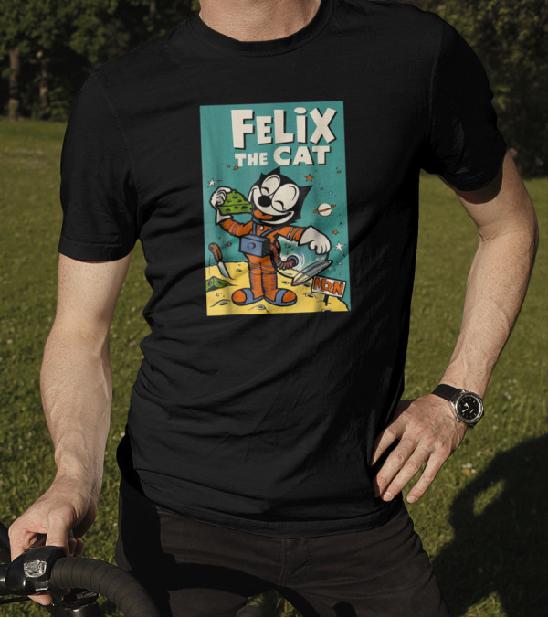FELIX THE CAT EATING GREEN CHEESE ON THE MOON IN A SPACESUIT WITH PLANETS AND STARS T-Shirt
