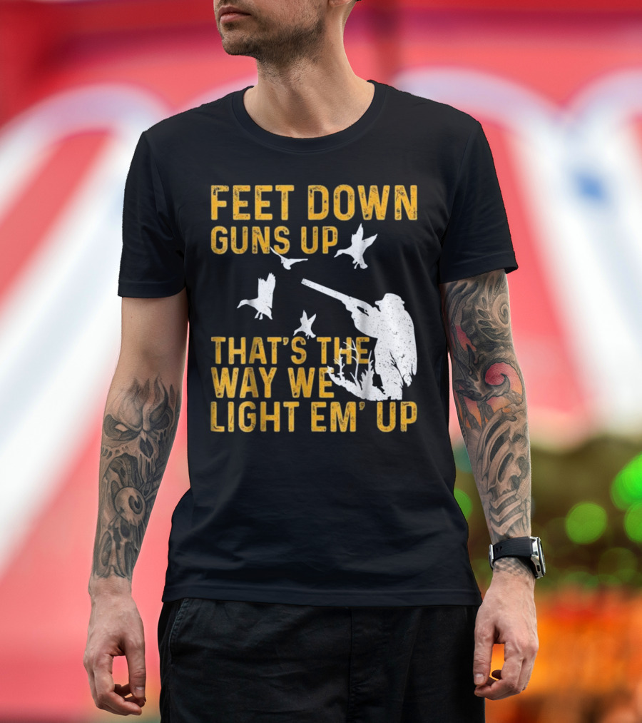 FEET DOWN GUNS UP THAT'S THE WAY WE LIGHT EM' UP HUNTING LOVER HUNTER RIFLE DUCK T-Shirt