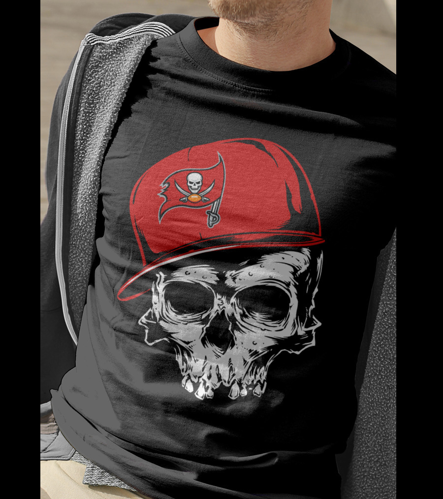 Tampa Bay Buccaneers Skull With Red Cap And Pirate Flag T-Shirt