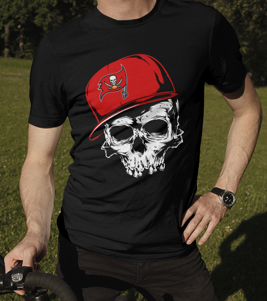 Tampa Bay Buccaneers Skull With Red Cap And Pirate Flag T-Shirt