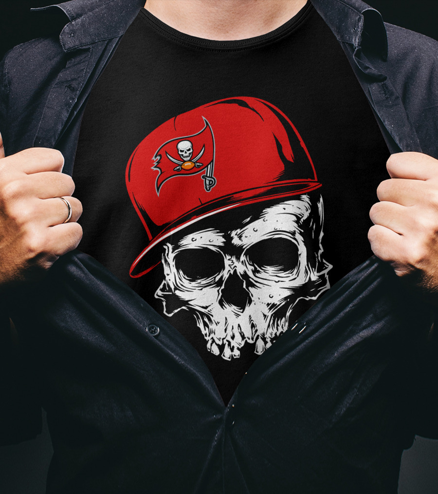 Tampa Bay Buccaneers Skull With Red Cap And Pirate Flag T-Shirt