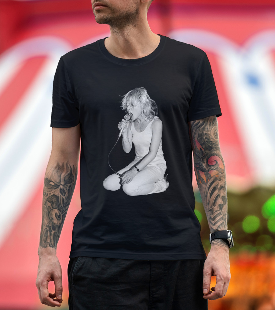 Blondie Lead Singer Onstage Kneeling Performance T-Shirt