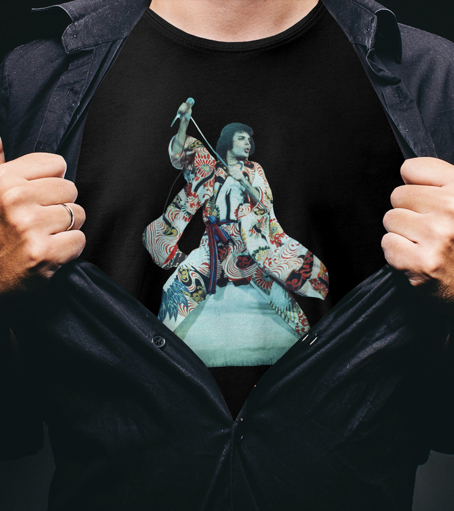 Qun Warrior In Traditional Kimono With Sword T-Shirt