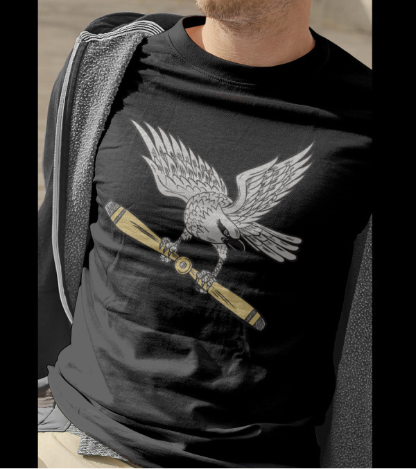 Shrike Clutching Propeller Blade R猛禽จับใบพัดเครื่องบิน T-Shirt