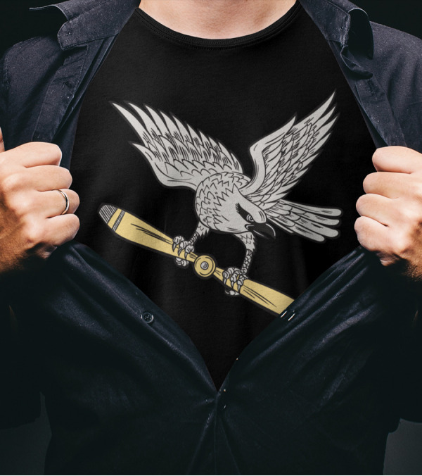 Shrike Clutching Propeller Blade R猛禽จับใบพัดเครื่องบิน T-Shirt