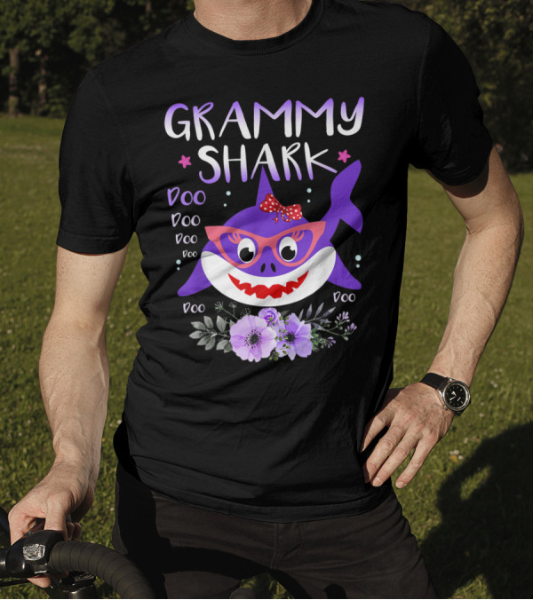 GRAMMY SHARK DOO DOO PURPLE SHARK WITH GLASSES AND FLOWERS T-Shirt
