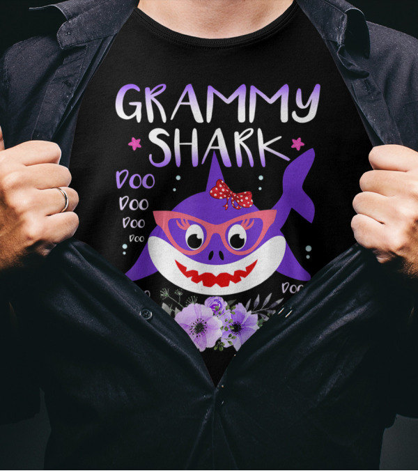 GRAMMY SHARK DOO DOO PURPLE SHARK WITH GLASSES AND FLOWERS T-Shirt