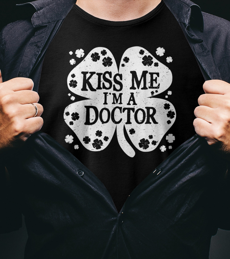 Kiss Me I'm A Doctor St Patrick's Day Women Shamrock T-Shirt