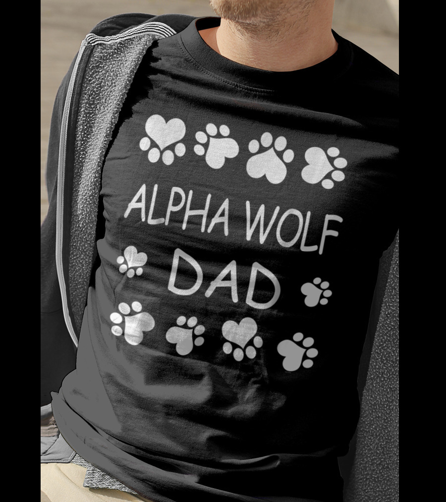 Alpha Wolf Dad Paw Prints Heart Design Christmas Birthday T-Shirt