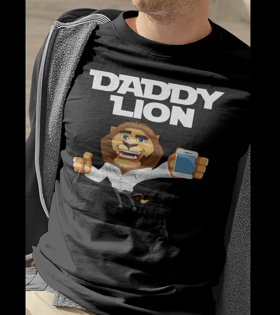 Daddy Lion With Smartphone Thumbs Up T-Shirt