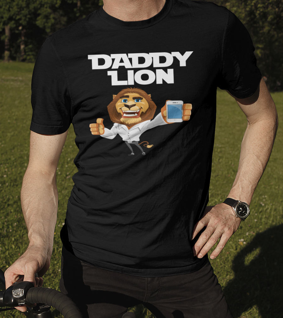 Daddy Lion With Smartphone Thumbs Up T-Shirt