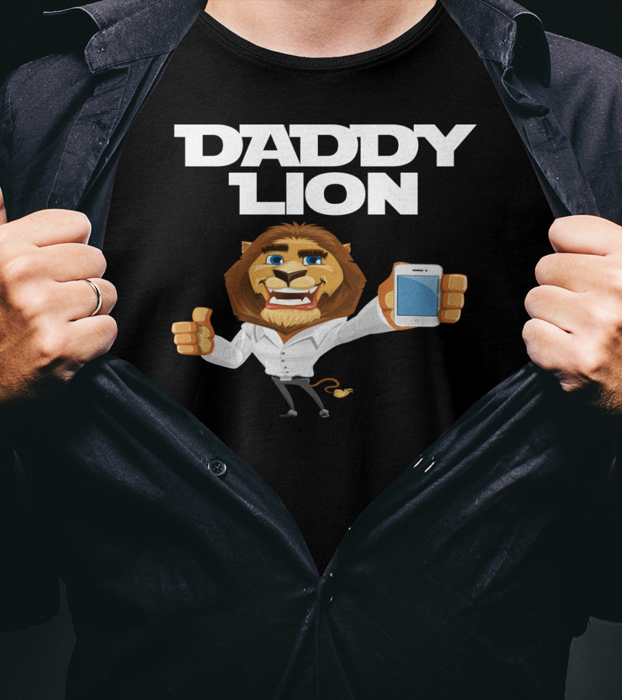 Daddy Lion With Smartphone Thumbs Up T-Shirt