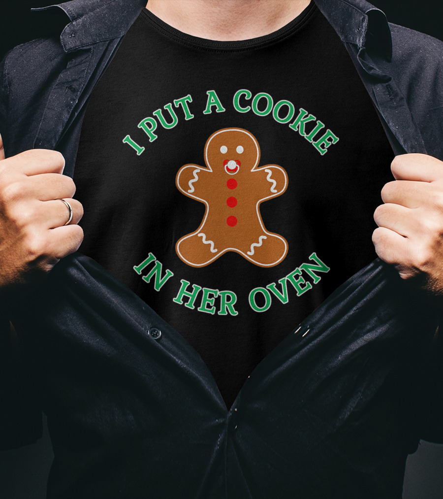 I Put A Cookie In Her Oven Christmas Pregnancy Baby Reveal Pregnant Dad T-Shirt