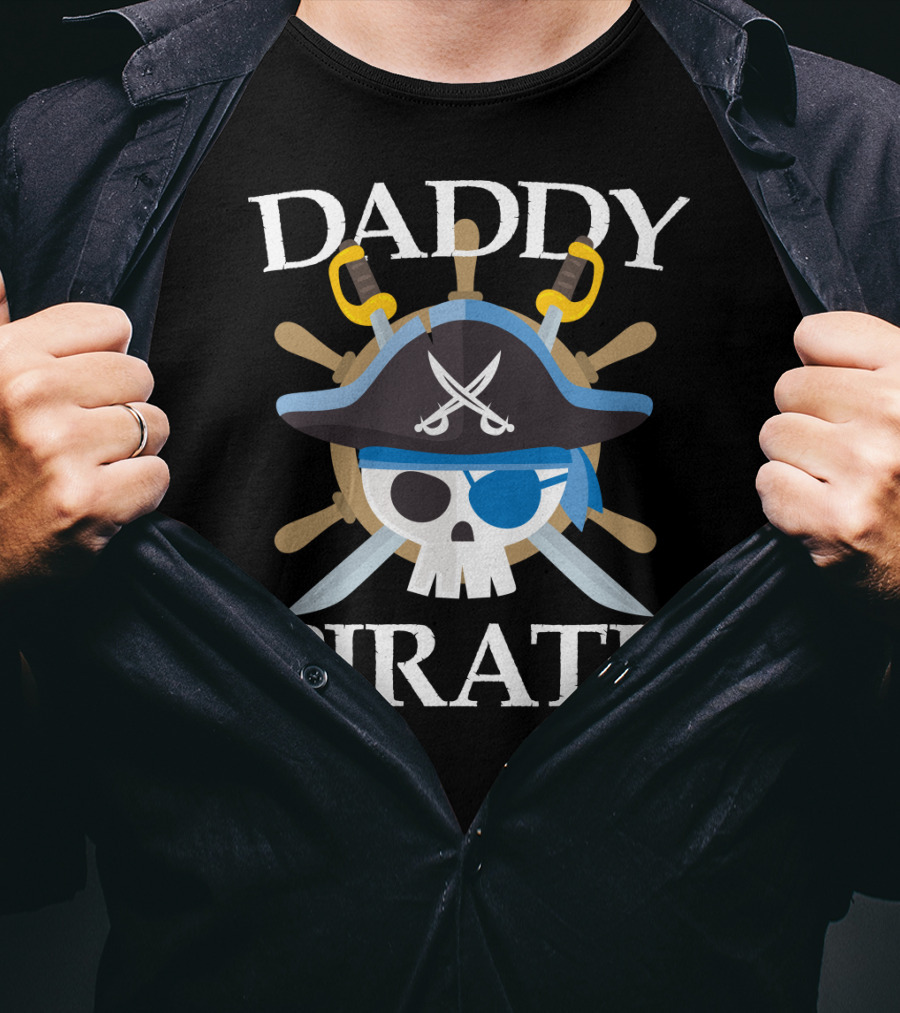 Daddy Pirate Skull And Crossed Swords Pirate Dad Family T-Shirt