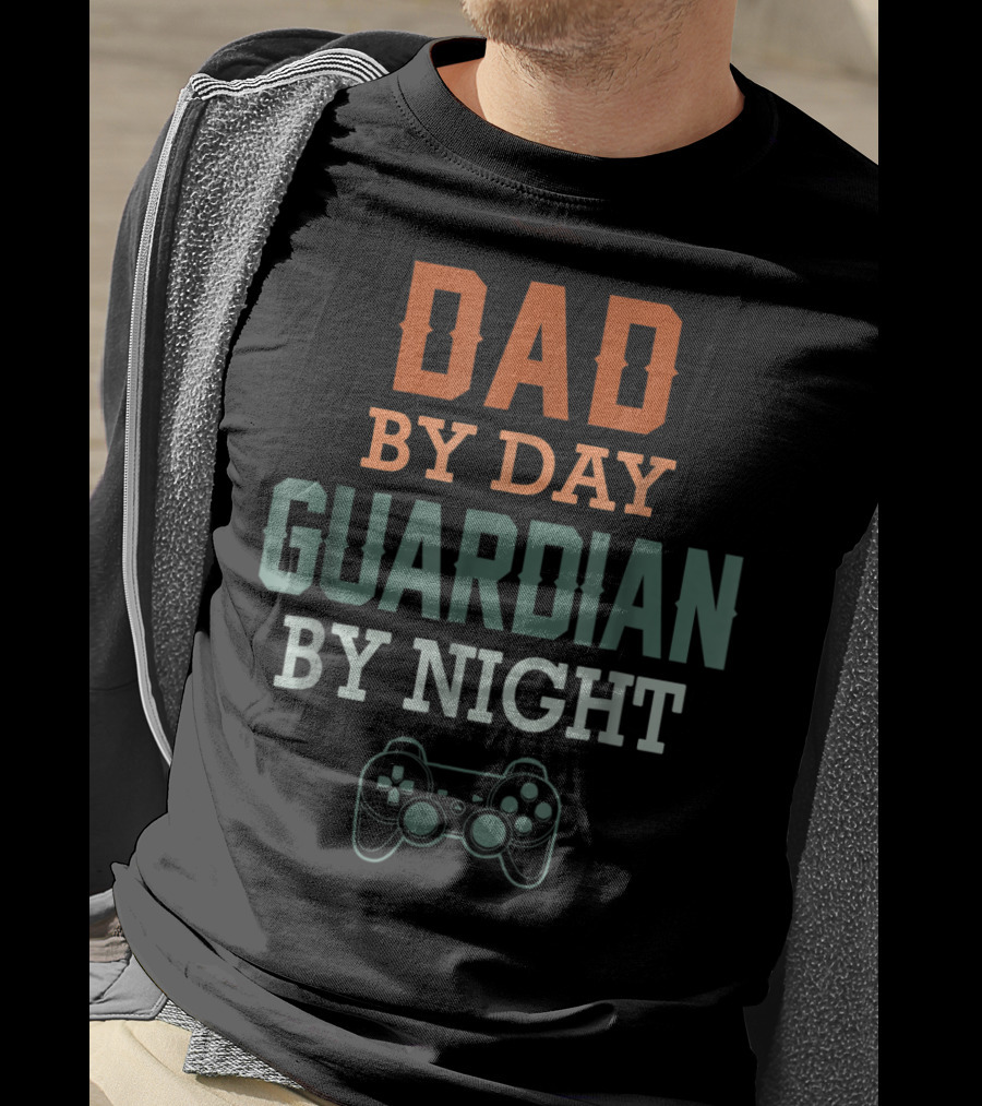 DAD BY DAY GUARDIAN BY NIGHT Gaming Controller T-Shirt
