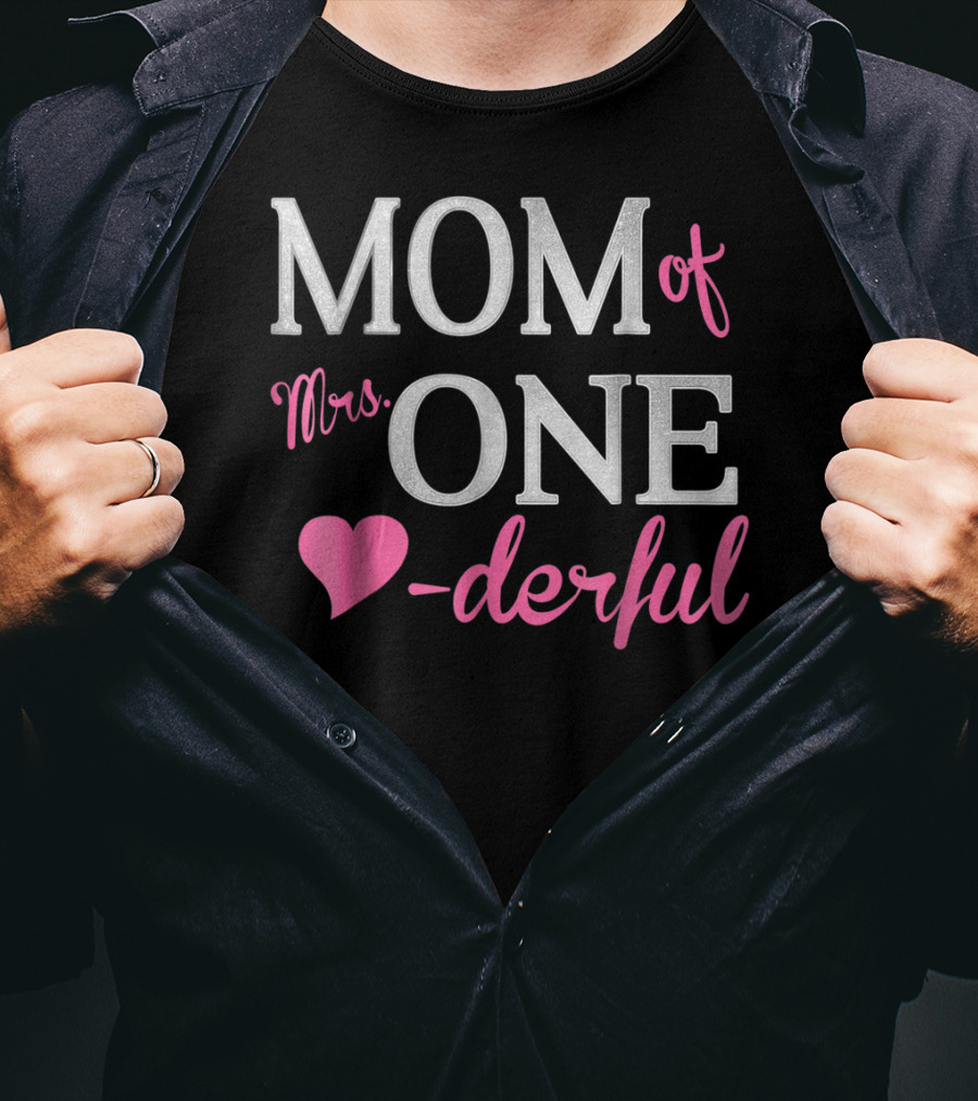 MOM Of Mrs. ONE-derful Heart Design First Birthday T-Shirt