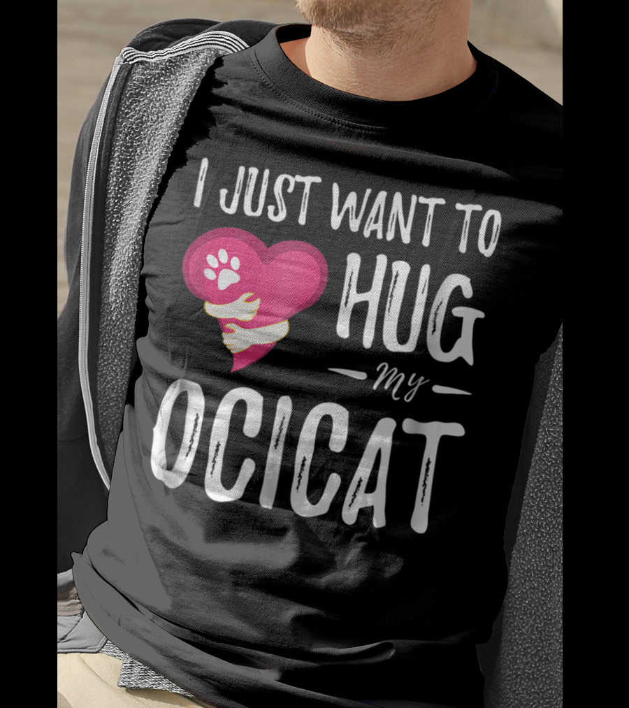 I Just Want To Hug My Ocicat Cat Lover Mom Hugging Idea92 T-Shirt