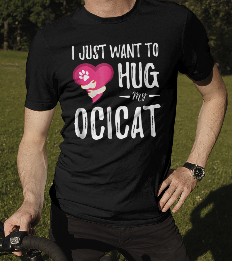 I Just Want To Hug My Ocicat Cat Lover Mom Hugging Idea92 T-Shirt
