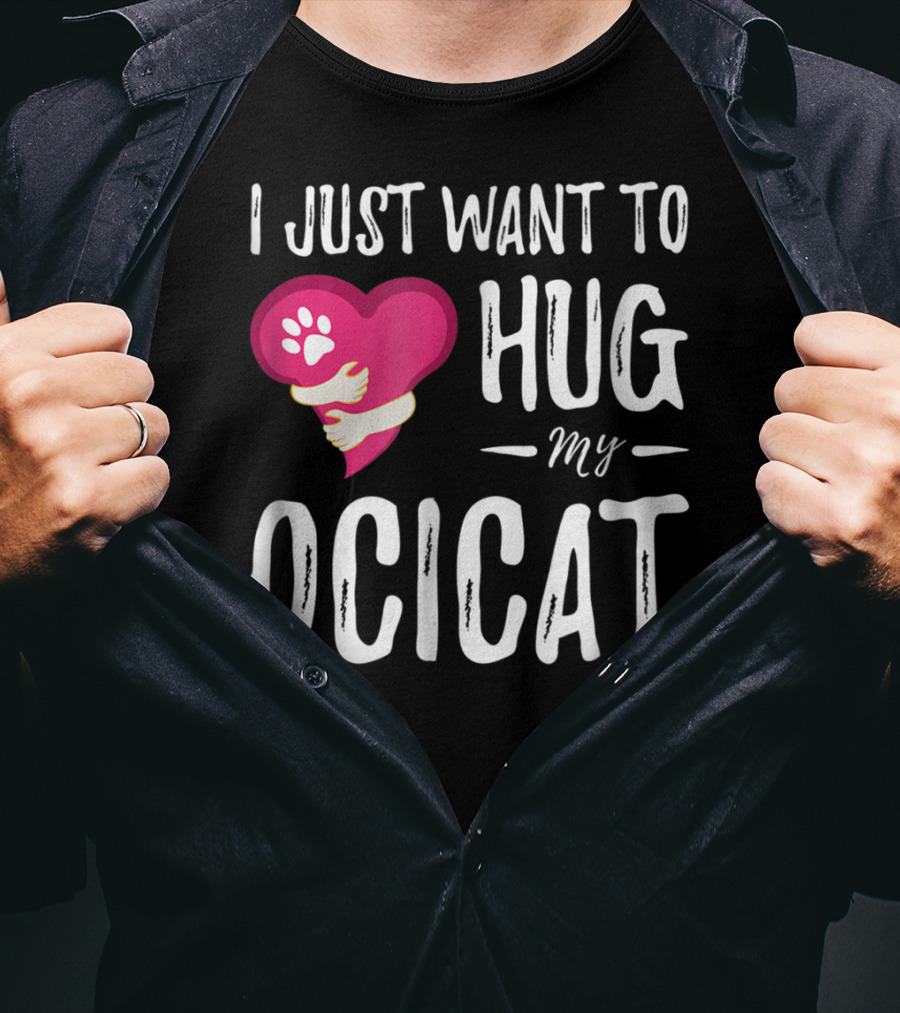 I Just Want To Hug My Ocicat Cat Lover Mom Hugging Idea92 T-Shirt