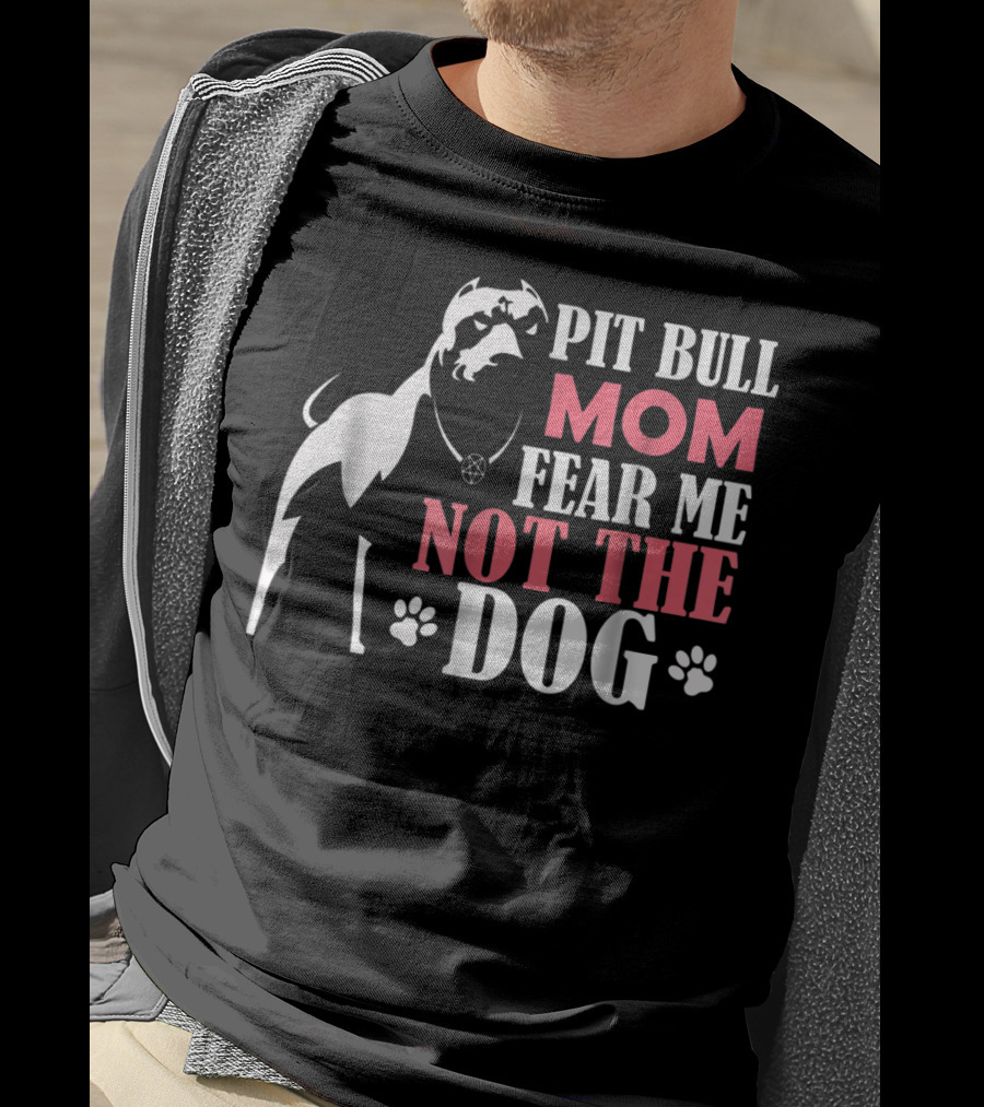 Pit Bull Mom Fear Me Not The Dog With Paw Prints And Necklace T-Shirt