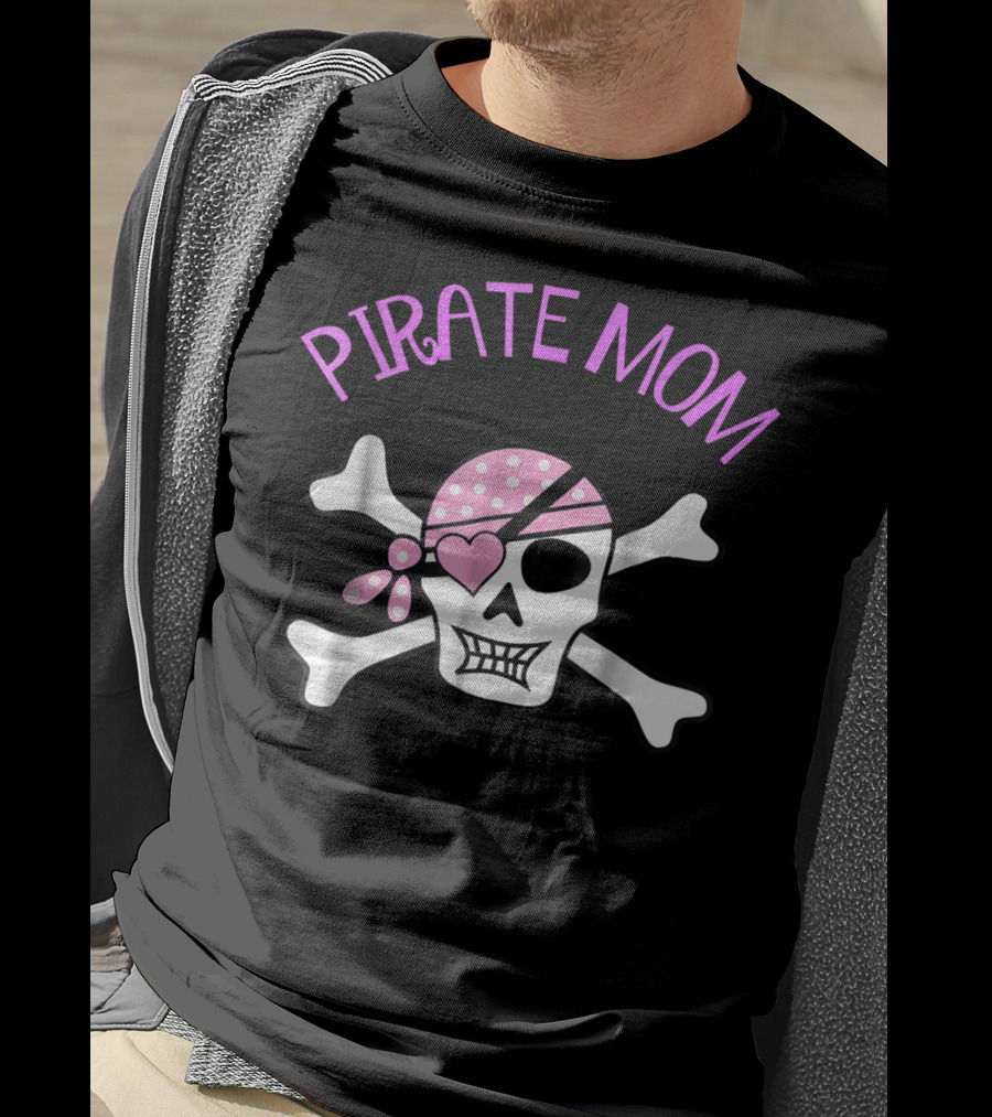 Pirate Mom Skull Cross Bones Jolly Roger With Pink Bandana And Heart Eye Patch T-Shirt