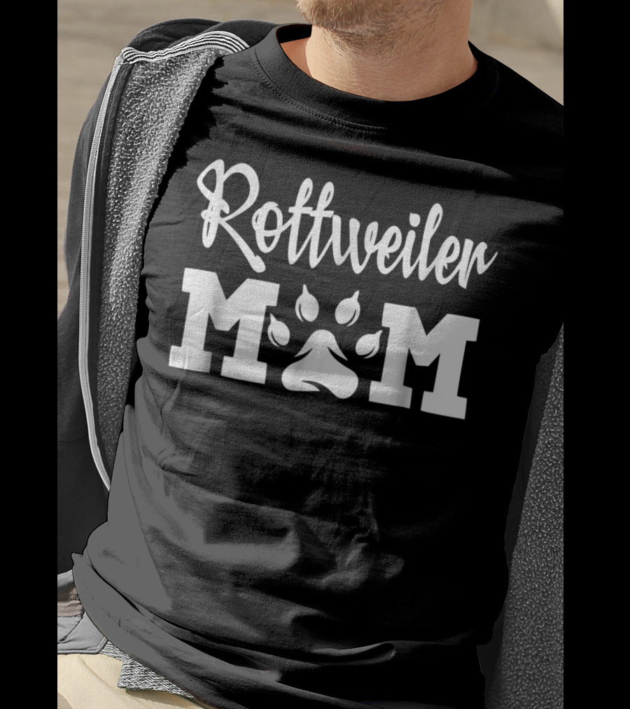 Rottweiler Mom Paw Prints T-Shirt