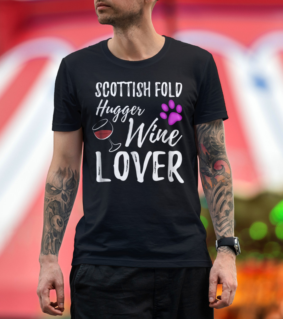 Scottish Fold Hugger Wine Lover Cat Mom Cat Dad Wine Glass Purple Paw T-Shirt