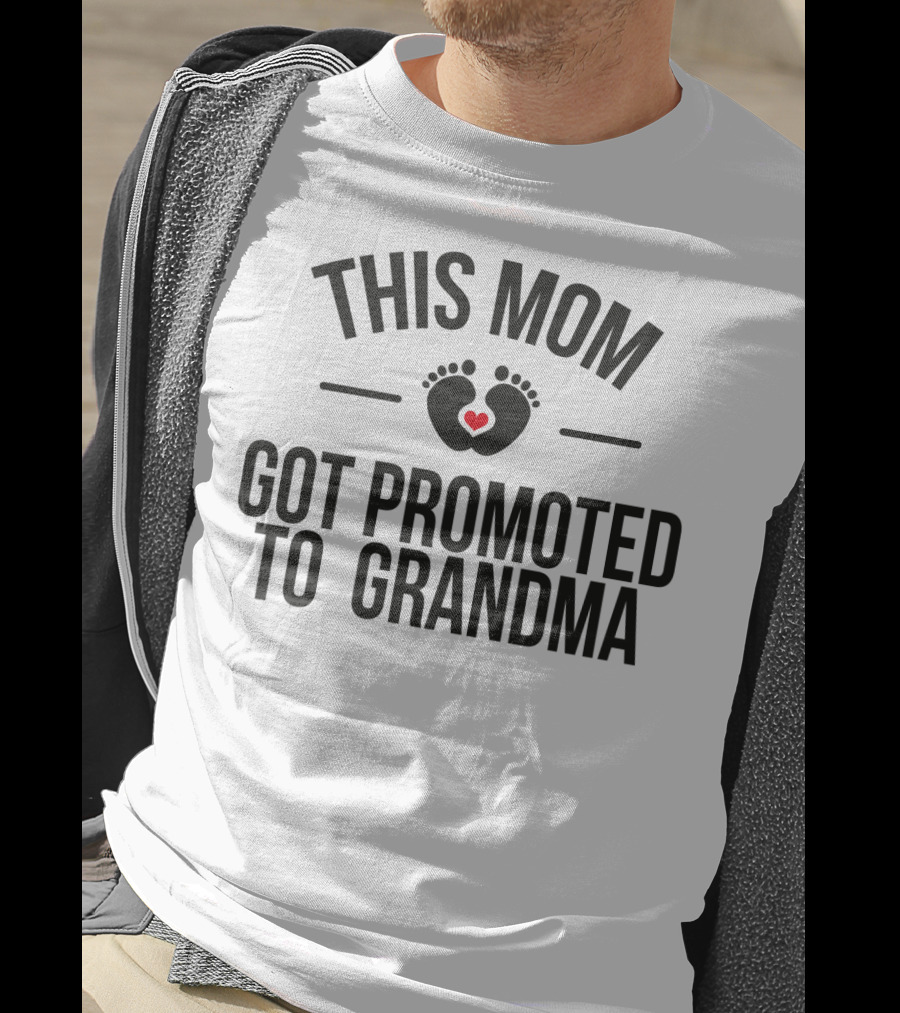 This Mom Got Promoted To Grandma Footprints Heart T-Shirt