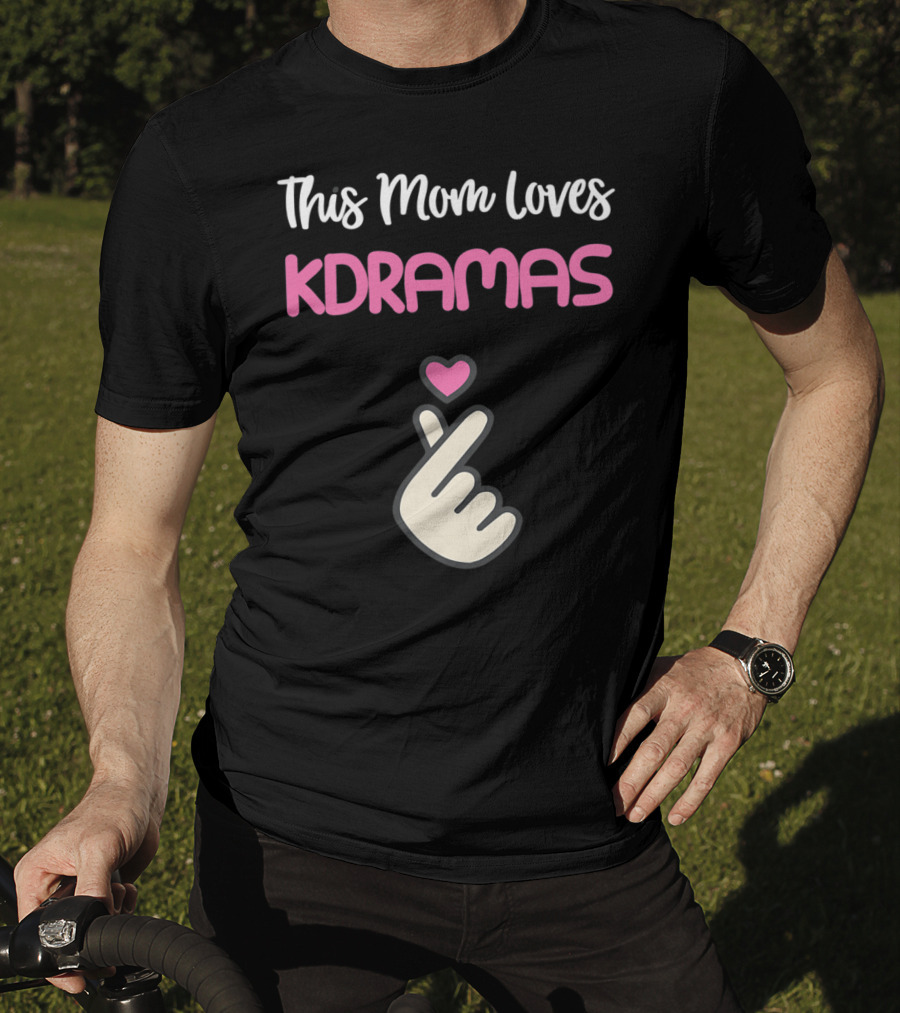 This KPop Mom Loves Kdramas With Heart Hand Gesture T-Shirt