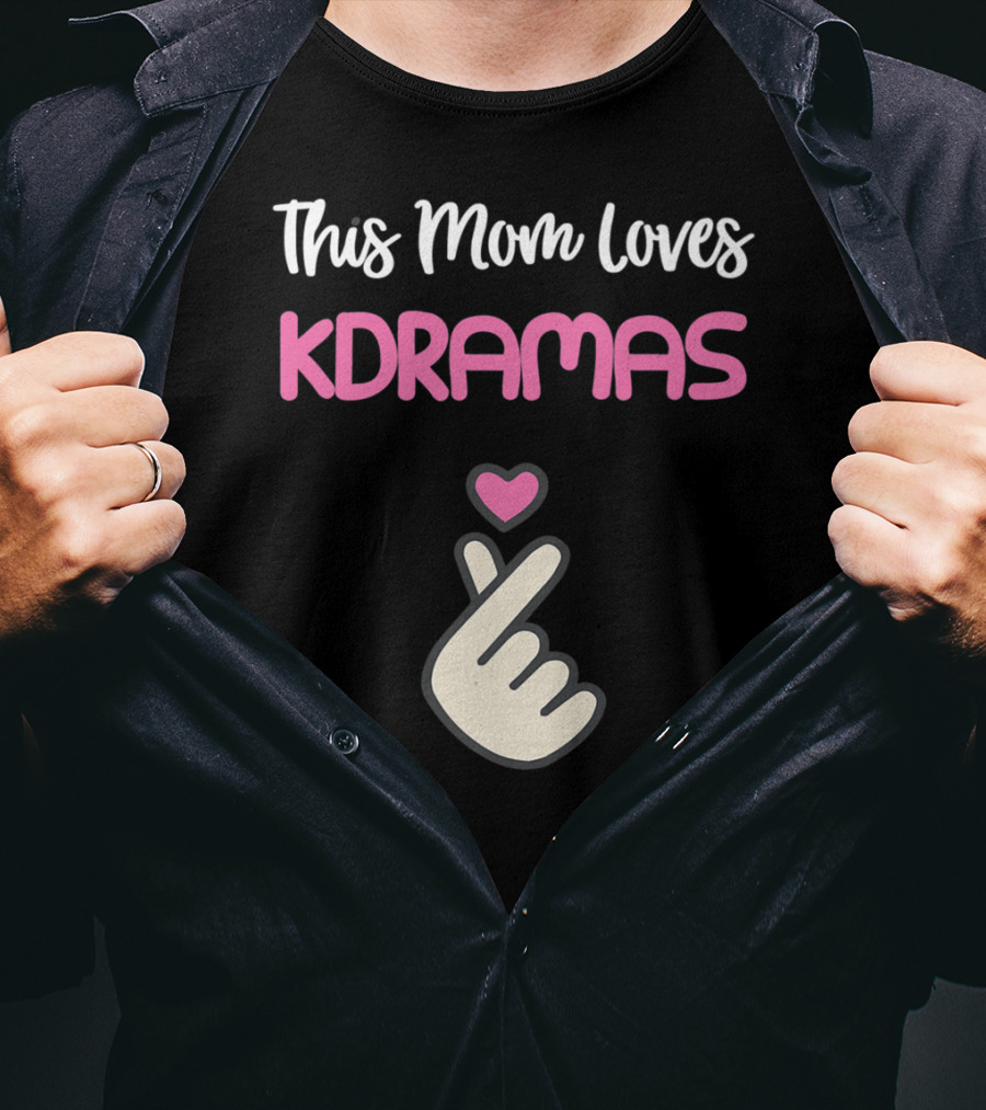 This KPop Mom Loves Kdramas With Heart Hand Gesture T-Shirt