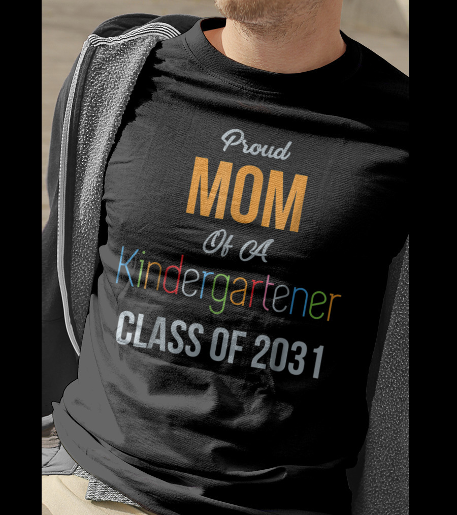 Proud Mom Of A Kindergartener Class Of 2031 T-Shirt