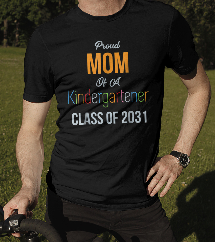 Proud Mom Of A Kindergartener Class Of 2031 T-Shirt