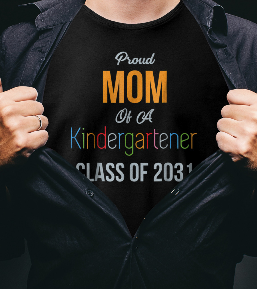Proud Mom Of A Kindergartener Class Of 2031 T-Shirt