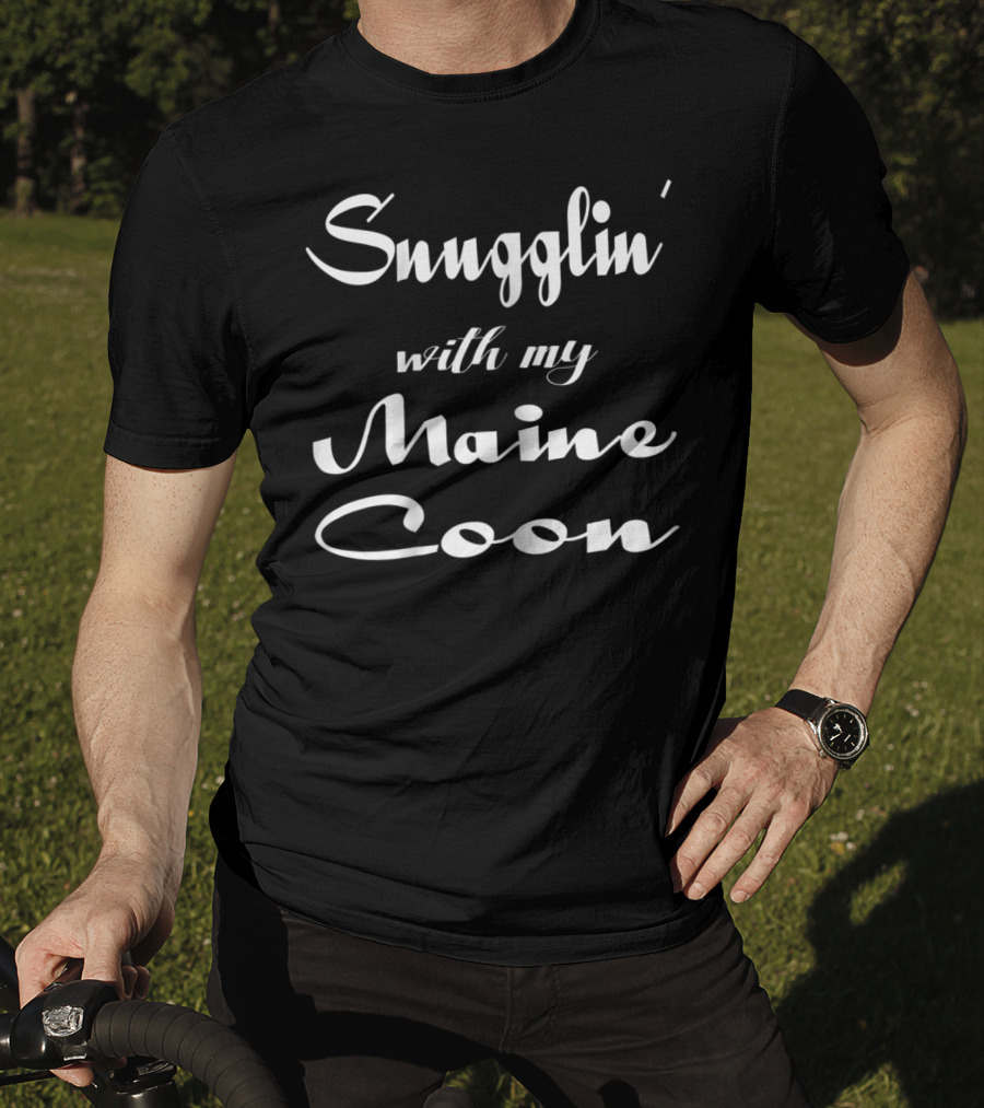 Snugglin' With My Maine Coon Cat Mom Cat Lover Mama T-Shirt