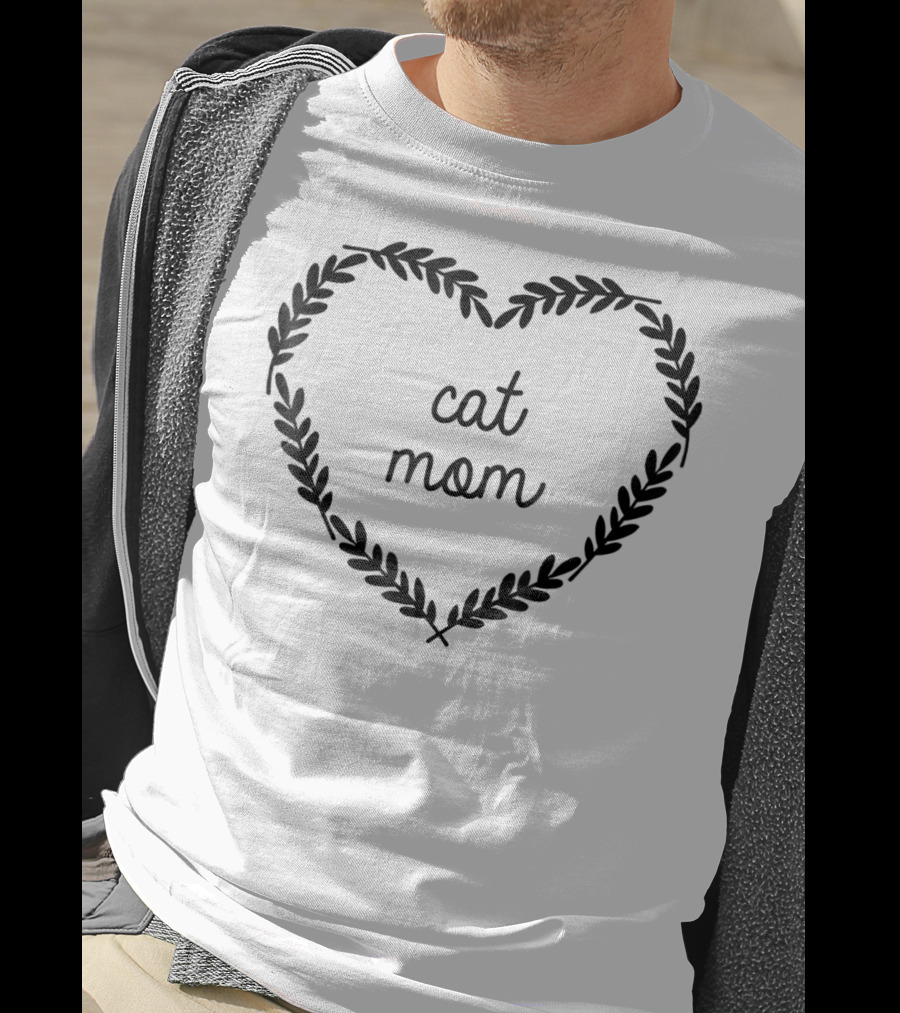 Cat Mom Love Heart Wreath T-Shirt