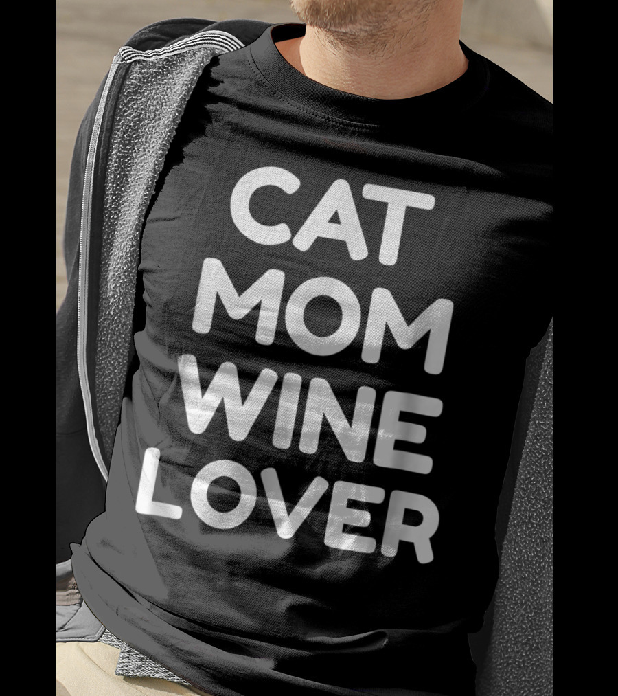 Cat Mom Wine Lover T-Shirt