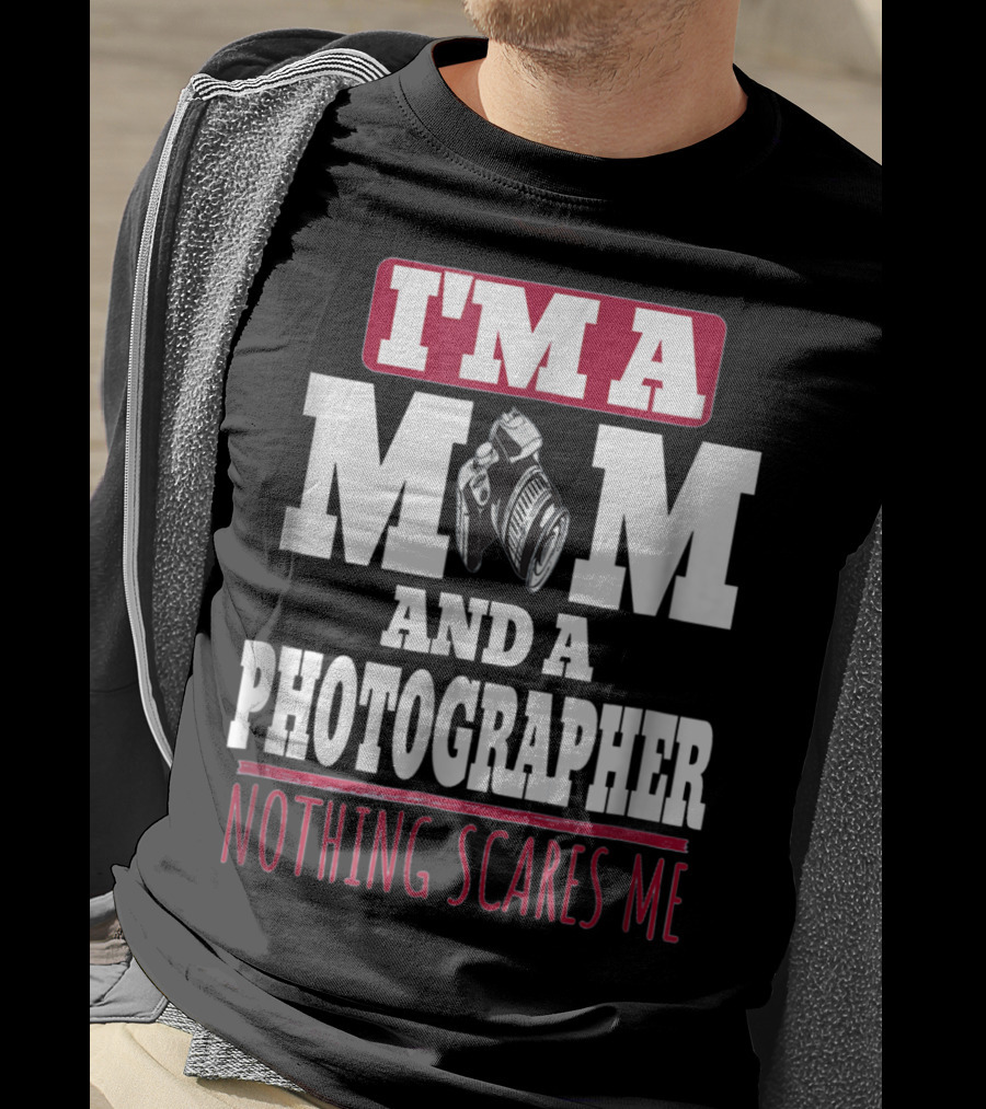 I'm A Mom And A Photographer Nothing Scares Me T-Shirt