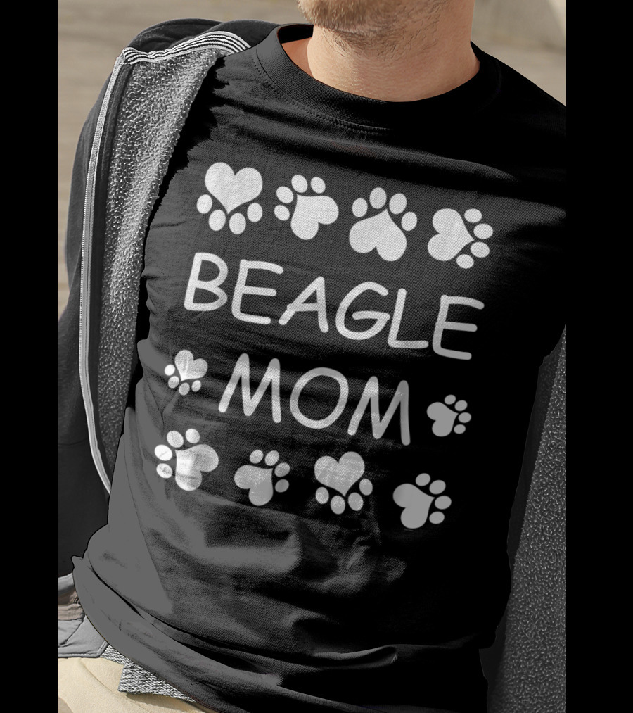 Beagle Mom Paw Print Hearts Christmas Birthday T-Shirt