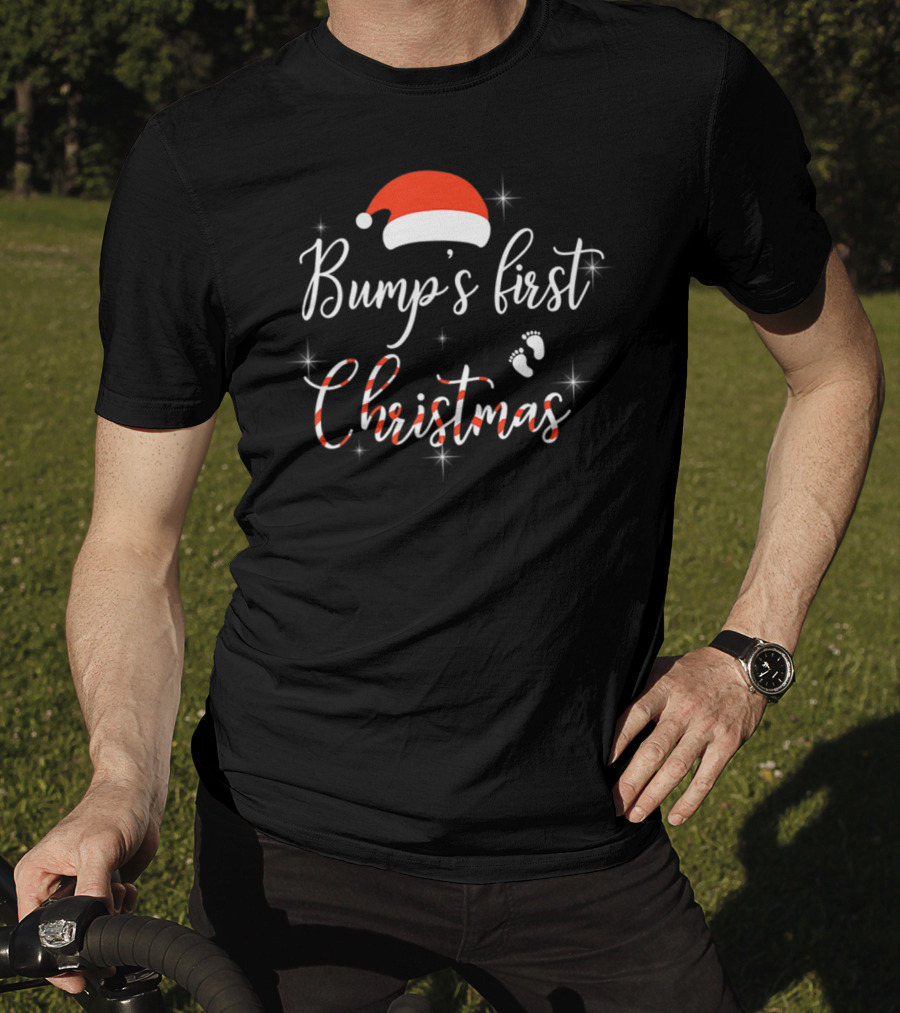 Bump's First Christmas Santa Hat Baby Feet Pregnant Mom Expecting Baby T-Shirt