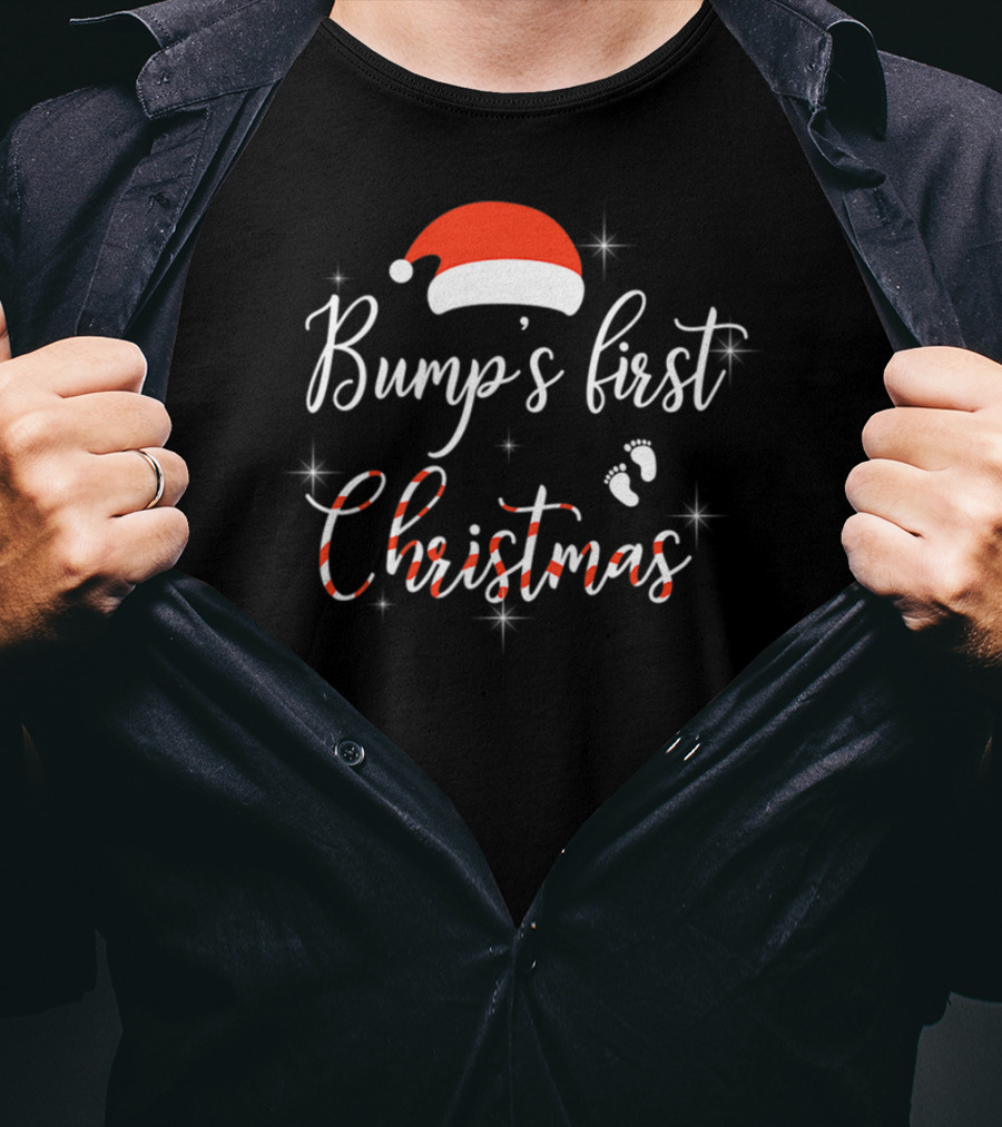 Bump's First Christmas Santa Hat Baby Feet Pregnant Mom Expecting Baby T-Shirt