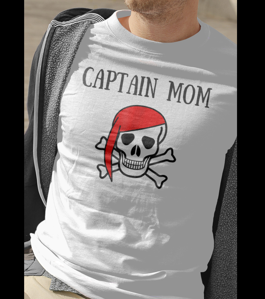 Captain Mom Pirate Skull Red Bandana Halloween Women T-Shirt